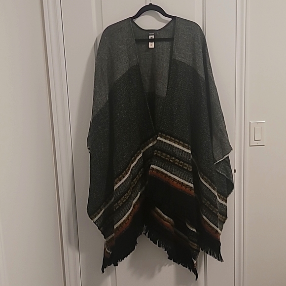 Roots Poncho - Picture 1 of 10